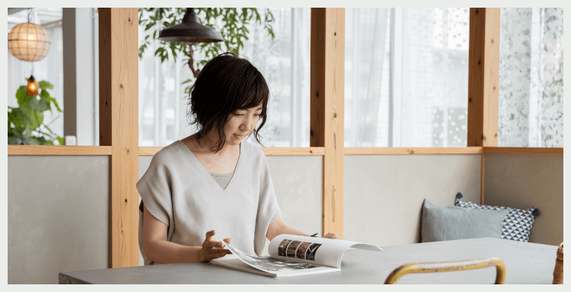 リノベーションって何から始めるの？　考え中の女性　写真