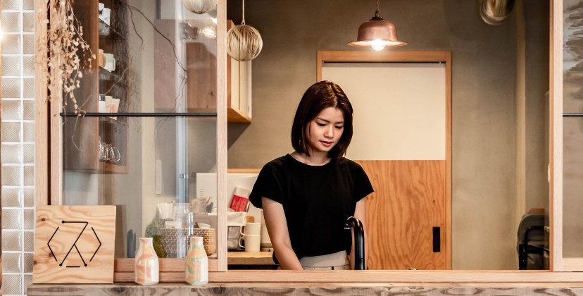 女性　キッチン　料理中